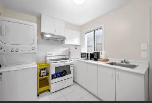 Kuchyň nebo kuchyňský kout v ubytování Bright Maple Suite