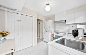 Kuchyň nebo kuchyňský kout v ubytování Bright Maple Suite