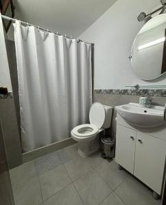 Et badeværelse på Hermosa Casa en Punta del Este + 12 billeder