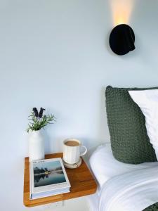 Ένα ή περισσότερα κρεβάτια σε δωμάτιο στο NEW Luxury Cabin with Scenic Views & Farm Charm