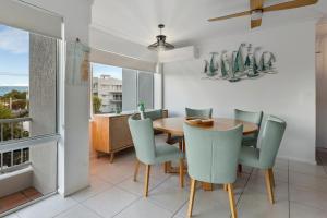 Un comedor con mesa y sillas en Pandanus Coolum Beach, en Coolum Beach