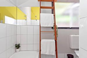 ein Bad mit einer Leiter neben einem WC in der Unterkunft Treetop Sanctuary - Serene Cottage near Mount Lofty in Upper Sturt + 14 Fotos