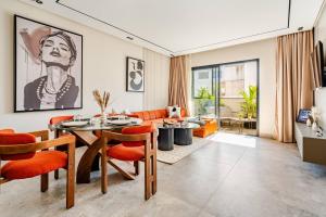 ein Wohnzimmer mit einem Tisch und orangefarbenen Stühlen in der Unterkunft CFC business • Coworking, gym, self check-in in Anfa