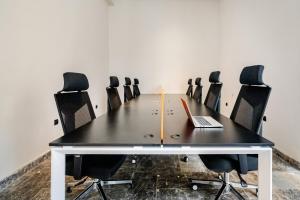 ein Konferenzraum mit einem Tisch, auf dem ein Laptop steht in der Unterkunft CFC business • Coworking, gym, self check-in in Anfa