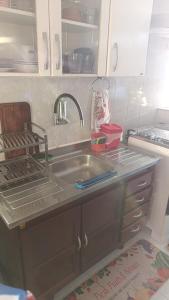 een keuken met een spoelbak en een aanrechtblad bij Sinta-se bem acolhido in São José dos Campos