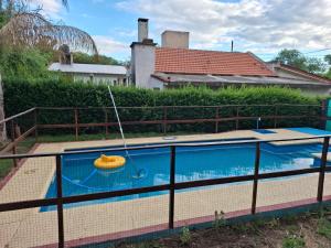 ein Swimmingpool mit einem Floß in einem Haus in der Unterkunft Orión VGB in Villa General Belgrano