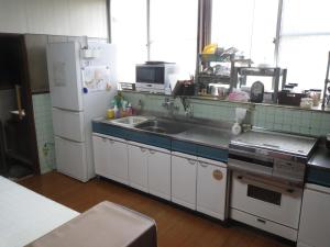 une cuisine avec un évier et un réfrigérateur dans l'établissement 日田グリーンツーリズム花の木, à Ueda 16 autres photos