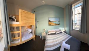 Postel nebo postele na pokoji v ubytování UpTown Backpackers