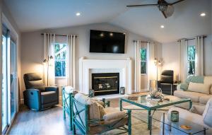 Μια τηλεόραση ή/και κέντρο ψυχαγωγίας στο Palm Paradise private pool 4beds 3 baths sleeps 9