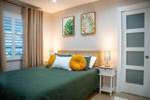 Ένα ή περισσότερα κρεβάτια σε δωμάτιο στο Palm Paradise private pool 4beds 3 baths sleeps 9 +60 φωτογραφίες