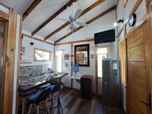 uma cozinha com um bar numa casa minúscula em Cabañas Atardecer Fandango em Chaitén