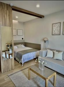 Ένα ή περισσότερα κρεβάτια σε δωμάτιο στο Margot Apartments By MrW