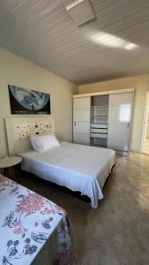 zwei Betten in einem Zimmer mit zwei Betten sidx sidx sidx in der Unterkunft Casa Farol para temporada in Aracaju