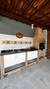 eine Küche mit einem Backsteinofen in einem Zimmer in der Unterkunft Casa Farol para temporada in Aracaju