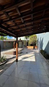 eine Terrasse mit einer hölzernen Pergola in der Unterkunft Casa Farol para temporada in Aracaju