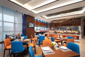 een restaurant met tafels en stoelen en een bar bij Hampton by Hilton Hefei Binhu in Hefei +16 foto's
