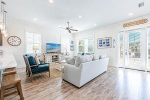 ein Wohnzimmer mit einer weißen Couch und einem Tisch in der Unterkunft Blue Dream in Santa Rosa Beach