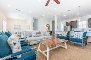ein Wohnzimmer mit Sofa, Stühlen und einem Tisch in der Unterkunft Blue Dream in Santa Rosa Beach