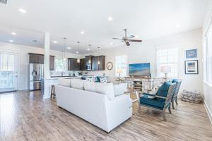 ein Wohnzimmer mit einer weißen Couch und einer Küche in der Unterkunft Blue Dream in Santa Rosa Beach