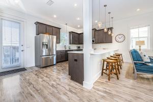 eine Küche und ein Wohnzimmer mit Kühlschrank und Tisch in der Unterkunft Blue Dream in Santa Rosa Beach
