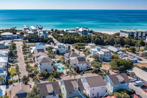 eine Luftaufnahme eines Wohnviertels am Meer in der Unterkunft Blue Dream in Santa Rosa Beach + 47 Fotos