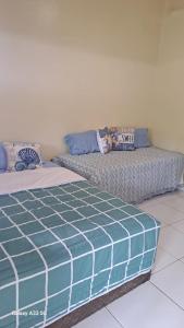 two beds sitting next to each other in a room at relajate en buzios in Búzios