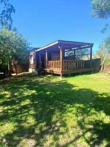 アルティガスにあるEl recobecoの緑の芝生のある庭の展望台