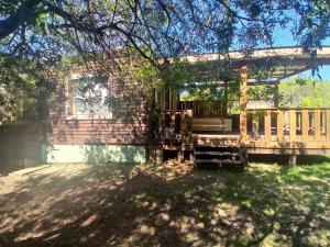 アルティガスにあるEl recobecoの庭の木の下にある木製のベンチ