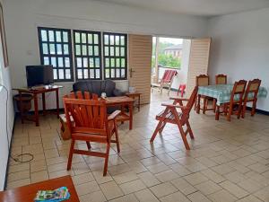 a living room with a table and chairs at Bovenwoning Masusa in Paramaribo