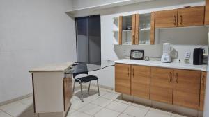 Kuchyň nebo kuchyňský kout v ubytování Quarto Shanti para viajantes em Dourados.