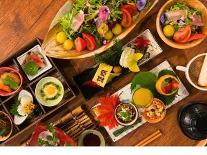 Una mesa con muchos platos de comida encima. en 箱根薫風, en Hakone