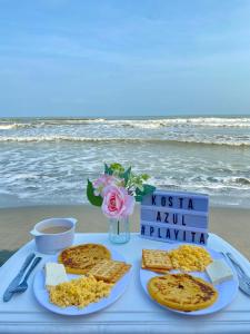 uma mesa com ovos e torradas na praia em Cabañas Kosta Azul em San Bernardo del Viento