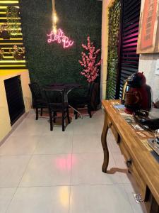 a dining room with a table and chairs and a sign at Loft BC ESTÚDIO Centro in Balneário Camboriú