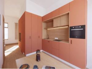 cocina grande con armarios de madera y fogones en Apartment for 4 guests in Bree, en Mellet