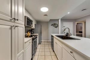 Η κουζίνα ή μικρή κουζίνα στο Stylish 4BD Condo Six Flags Grand Prairie GP56A