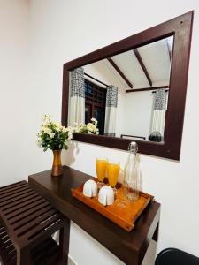 una mesa con un espejo y una bandeja con dos vasos en Hidden Gem - Private Villa, en Tangalle