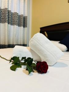 Una toalla blanca y una rosa en una cama en Hidden Gem - Private Villa, en Tangalle