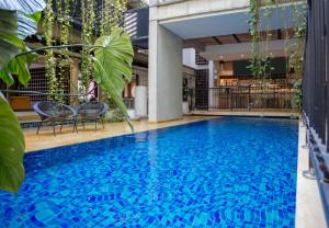 a swimming pool in the middle of a building at Alko Hotel Casa Nispero in Cali +73 photos