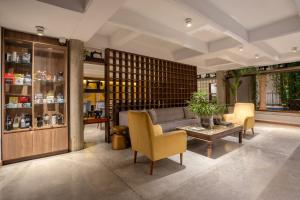 a living room with a couch and a table and chairs at Alko Hotel Casa Nispero in Cali