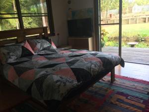 Ένα ή περισσότερα κρεβάτια σε δωμάτιο στο Luxury Eco home in rainforest, 10min from Noosa +22 φωτογραφίες