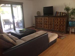 Μια τηλεόραση ή/και κέντρο ψυχαγωγίας στο Luxury Eco home in rainforest, 10min from Noosa