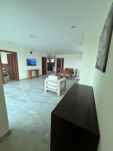 Μια τηλεόραση ή/και κέντρο ψυχαγωγίας στο Modern apartment a few steps from the Salinas esplanade