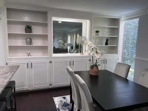 una sala da pranzo con un tavolo e uno specchio di 3BD Condo Six Flags G Prairie GP36B a Heliport-Facility 5A