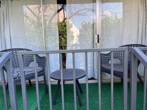 balcone con sedie, tavolo e finestra di 3BD Condo Six Flags G Prairie GP36B a Heliport-Facility 5A