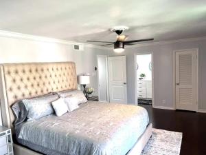 una camera da letto con un letto e un ventilatore a soffitto di 3BD Condo Six Flags G Prairie GP36B a Heliport-Facility 5A