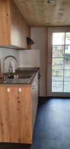 een lege keuken met een wastafel en een raam bij Glorios in Heiden