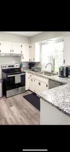 Kuchyň nebo kuchyňský kout v ubytování Beautiful Home & Pool