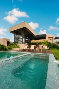 een zwembad voor een huis bij Casa lujosa con piscina y jacuzzi in Montenegro