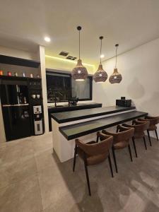 Kuchyň nebo kuchyňský kout v ubytování Kelapa Villas - Villa Aire & Villa Alma