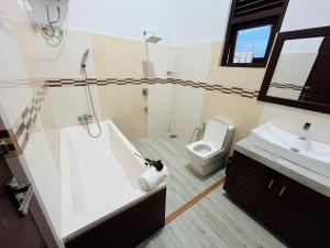 Un baño con bañera, inodoro y lavabo. en Hidden Gem - Private Villa, en Tangalle 15 fotos más